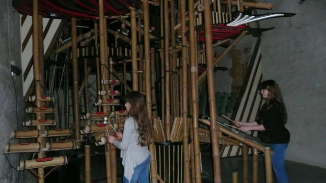 Des personnes jouent des instruments de musique dans la Nef musicale de Musikenfête
