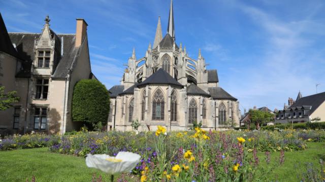 Chevet de l'Abbatiale de la Trinité à Vendôme avec au premier plan des fleurs