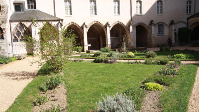 Cour du Cloître de l'Abbaye de la Trinité à Vendôme