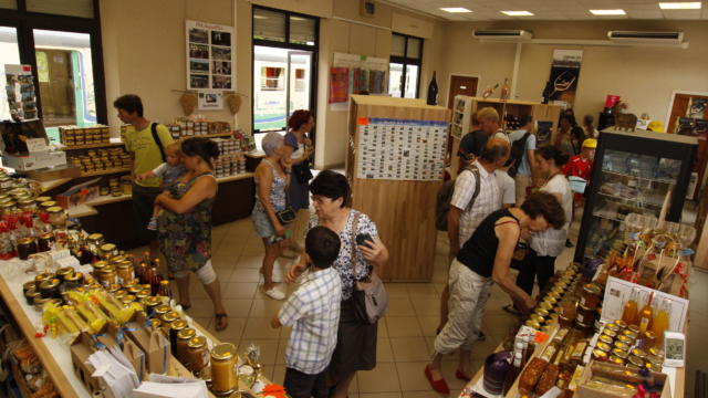 Intérieur de la Maison du vin et des produits du terroir de Thoré-la-Rochette