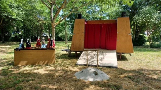 Marionnettes avec box pour faire le spectacle en plein-air