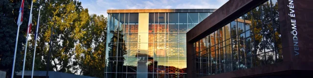 Façade d'une salle de spectacle avec des vitres