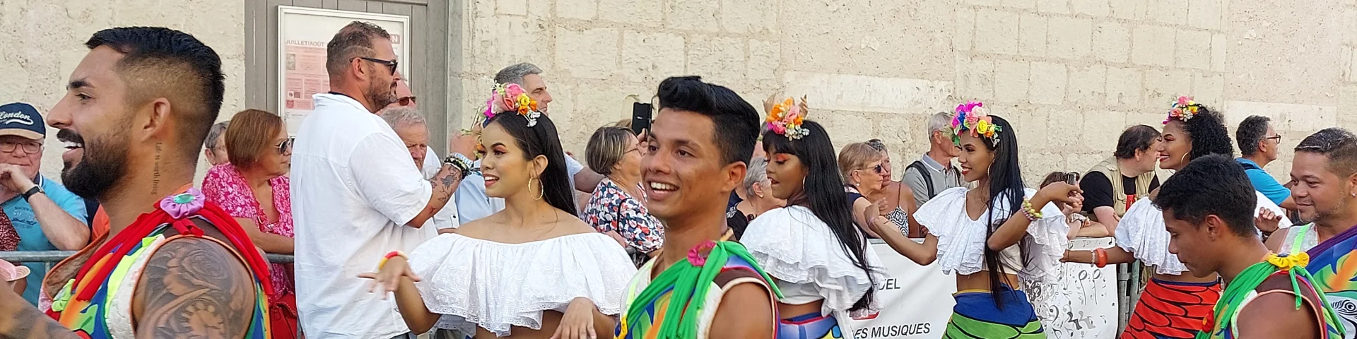 Danseurs de folklore dans la rue