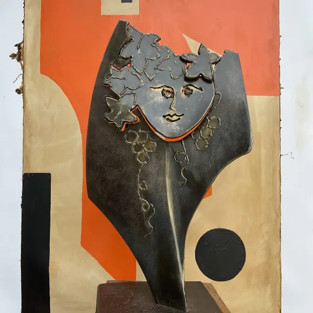 Œuvre en fer devant fond beige et orange