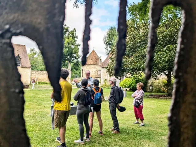 Visiteurs dans un parc à l'intérieur d'une main en fer