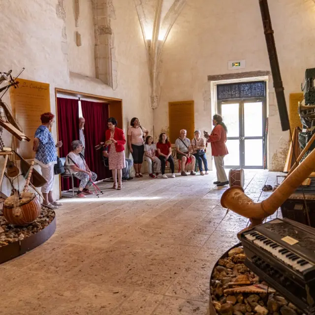 Premier plan instruments de musique traditionnels à droite et à gauche et au fond visiteurs